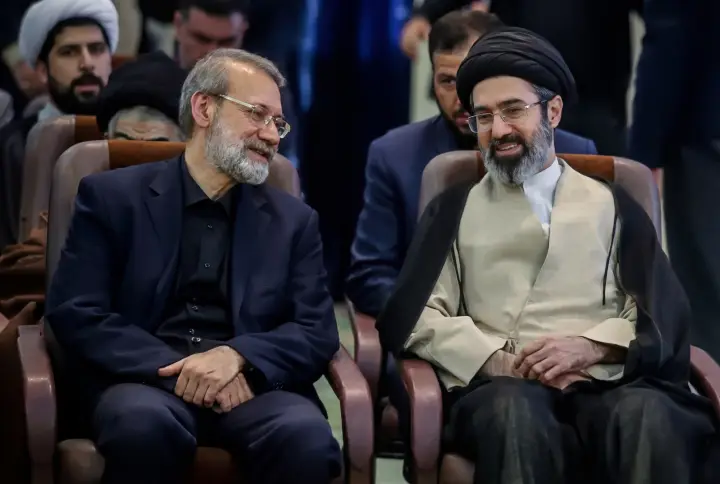 آیت‌الله سید مجتبی حسینی خامنه‌ای در کنار علی لاریجانی